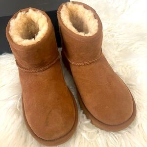 UGG Kids Boots in Chestnut Brown